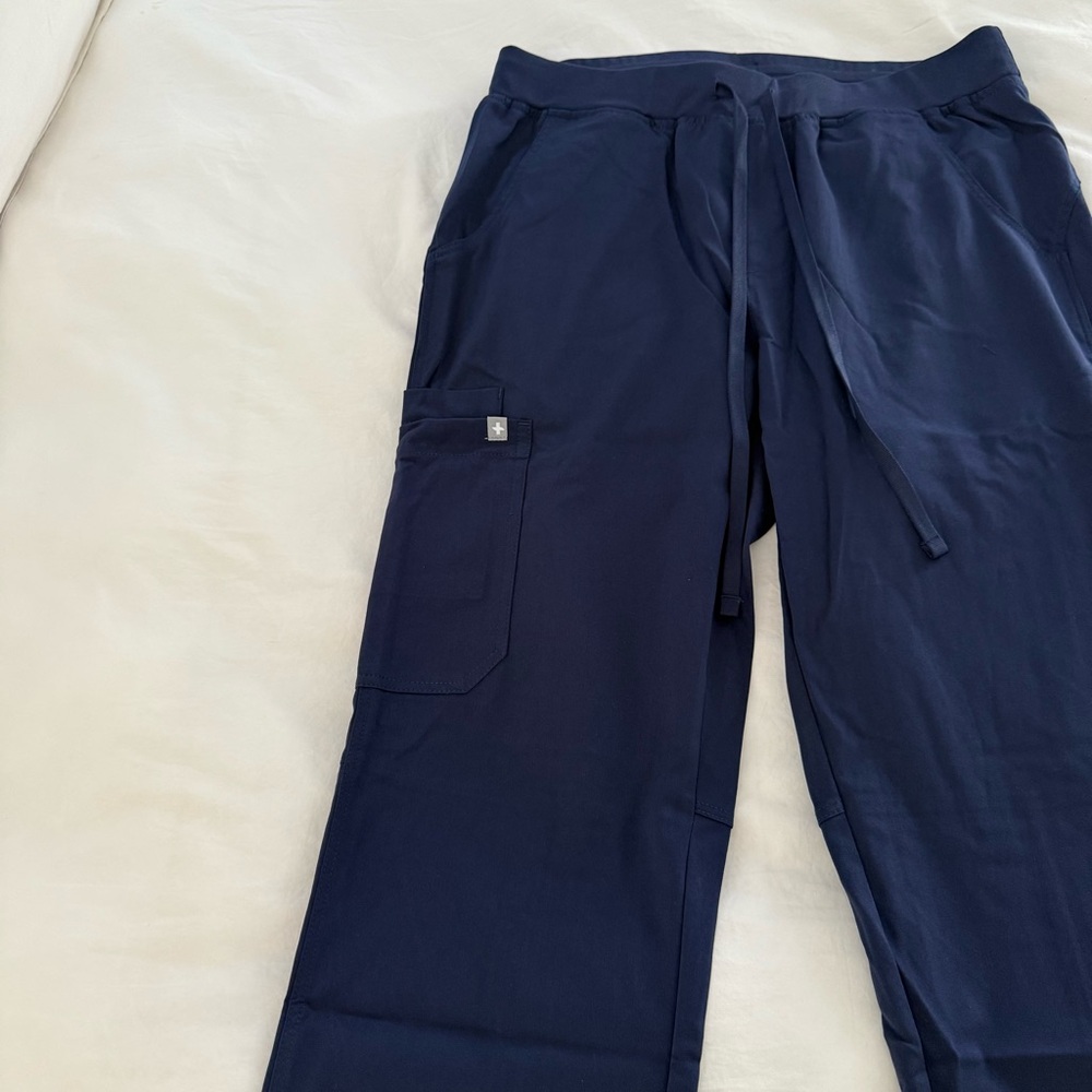 FIGS Scrub Set- Navy Blue Medium - Picture 14 of 14
